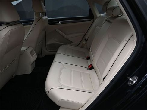 Used 2018 Volkswagen Passat 2.0T image 7