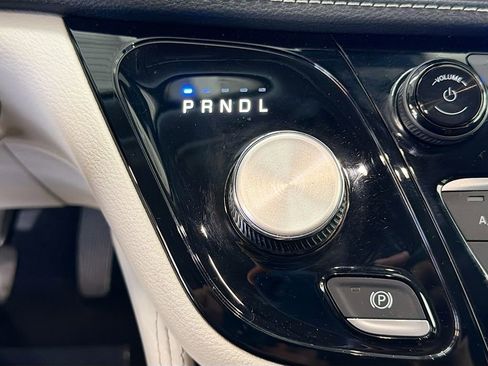 Used 2023 Chrysler Pacifica Limited image 19