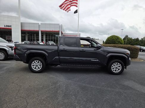 Used 2025 Toyota Tacoma SR5 AWD/4WD image 13