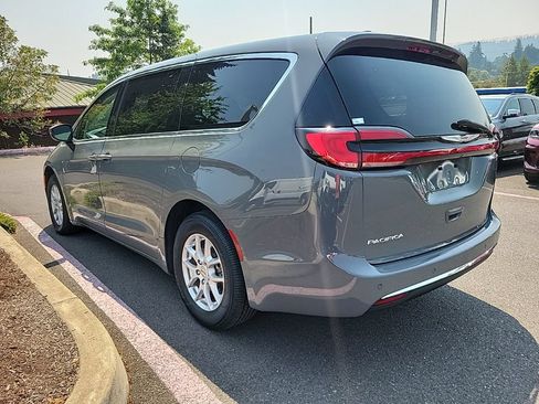 Used 2023 Chrysler Pacifica Touring-L FWD image 3