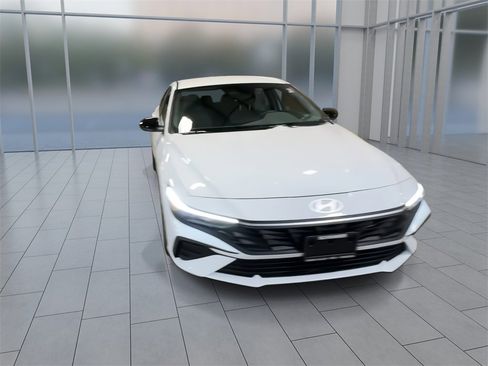 Certified 2025 Hyundai Elantra Sport image 3