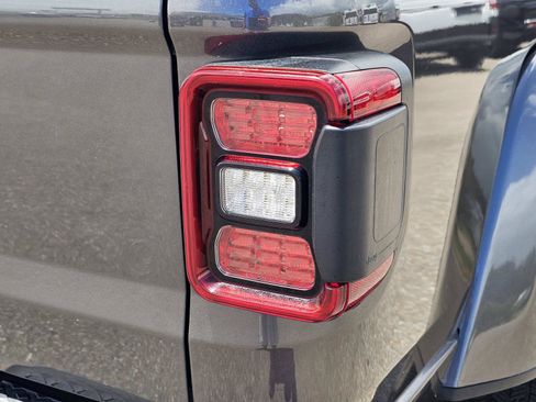Used 2021 Jeep Gladiator Overland AWD/4WD image 10