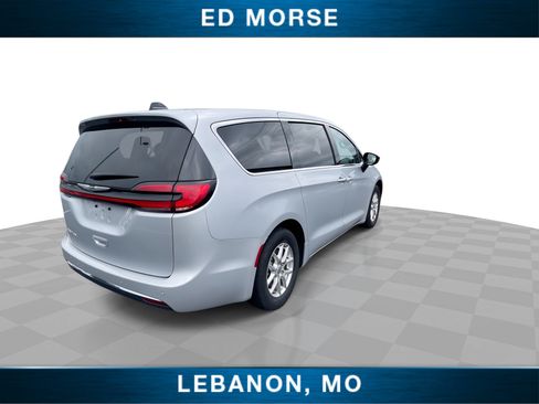 Used 2024 Chrysler Pacifica Touring-L FWD image 8