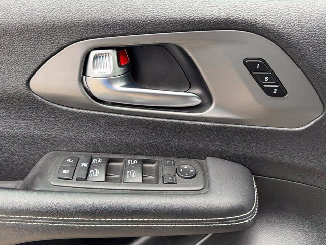 Used 2025 Chrysler Pacifica Select FWD image 9
