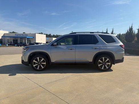 Used 2024 Honda Pilot Touring image 4