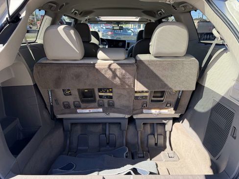 Used 2017 Toyota Sienna XLE Premium image 16