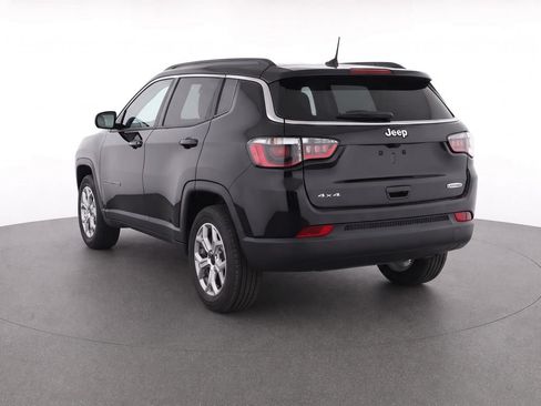 Used 2025 Jeep Compass Latitude w/ Sun & Sound Group AWD/4WD image 8