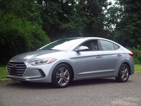 Used 2017 Hyundai Elantra SE FWD image 1