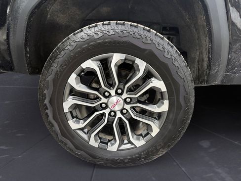 Used 2024 GMC Canyon Denali image 9