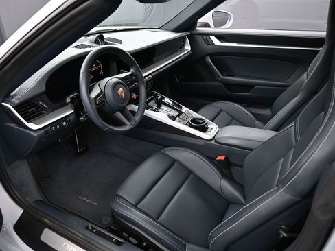 Certified 2025 Porsche 911 Carrera image 4