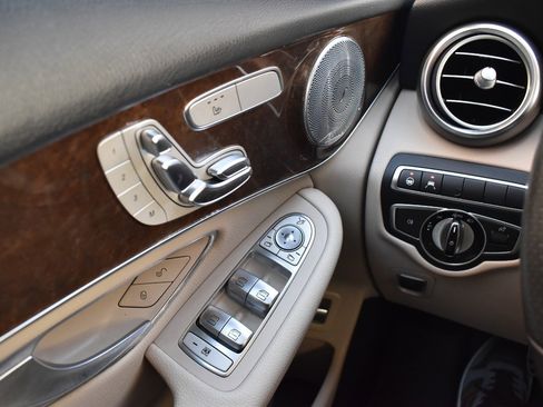 Used 2017 Mercedes-Benz GLC 300 4MATIC image 23