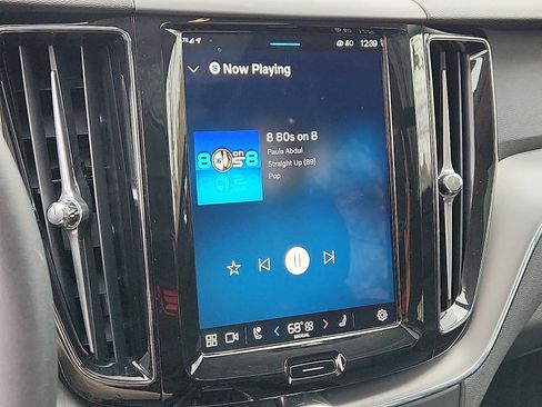 Used 2025 Volvo XC60 B5 Core image 17