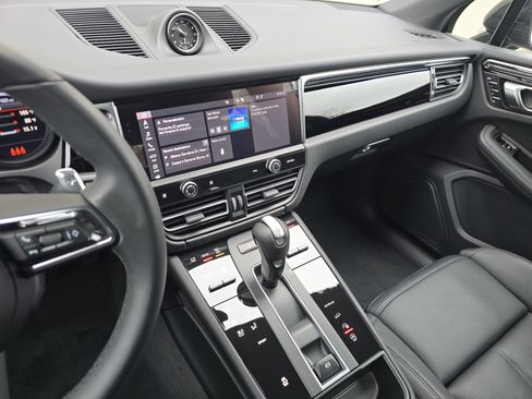 Certified 2025 Porsche Macan image 18