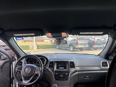 Used 2019 Jeep Grand Cherokee Laredo image 10