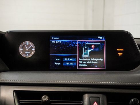 Used 2020 Lexus UX 200 image 21