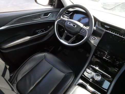 Used 2023 Jeep Grand Cherokee Limited w/ Black Appearance Package image 9