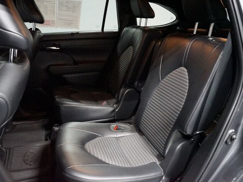 Used 2022 Toyota Highlander XSE FWD image 28