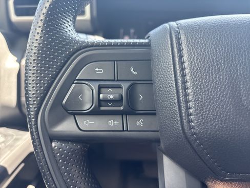 Used 2025 Toyota Tacoma SR5 AWD/4WD image 17