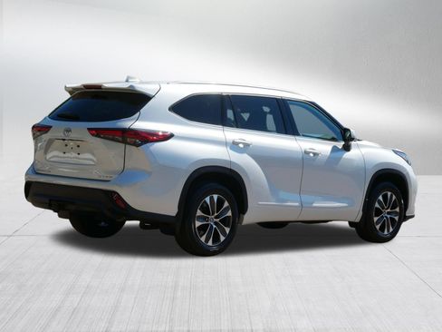 Used 2022 Toyota Highlander XLE AWD/4WD image 7