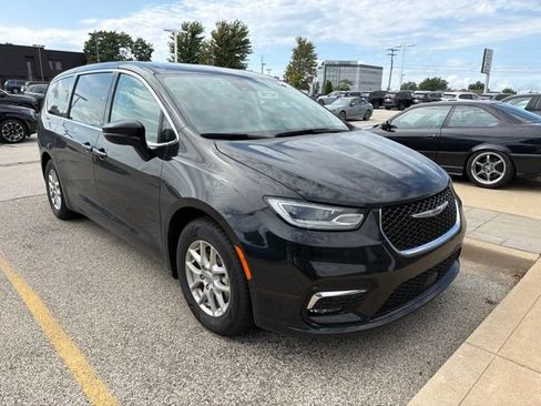 Used 2024 Chrysler Pacifica Touring-L FWD image 4