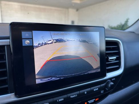 Used 2025 Hyundai Venue SEL image 23