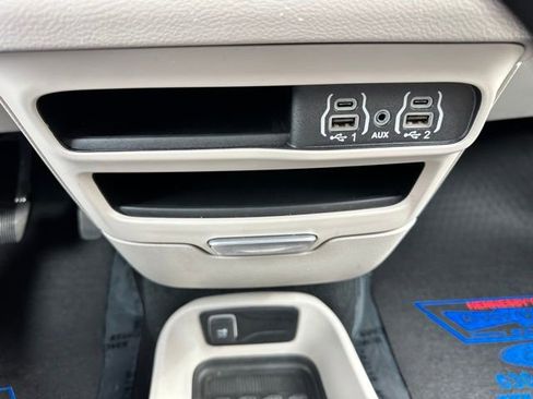 Used 2023 Chrysler Pacifica Touring-L image 17
