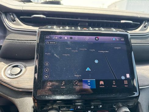 Used 2022 Jeep Grand Cherokee Overland w/ Luxury Tech Group IV AWD/4WD image 12