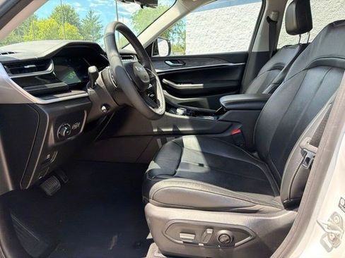 Used 2023 Jeep Grand Cherokee Limited w/ Luxury Tech Group II AWD/4WD image 13