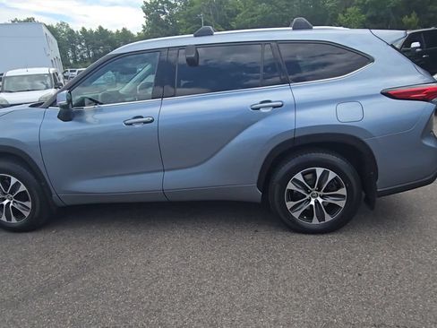 Used 2020 Toyota Highlander XLE AWD/4WD image 16