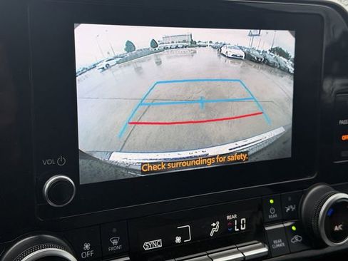 Used 2023 Toyota Highlander LE FWD image 17