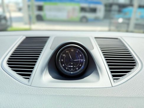 Used 2022 Porsche Macan AWD/4WD image 34