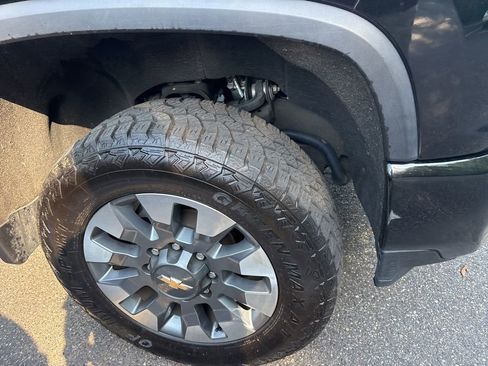 Used 2023 Chevrolet Silverado 2500 Custom w/ Custom Value Package image 10