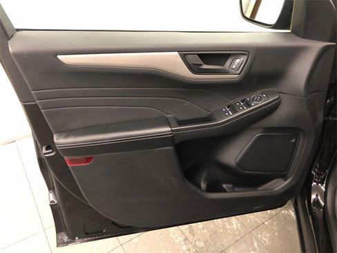 Used 2022 Ford Escape SE w/ SE Sport Appearance Package image 14