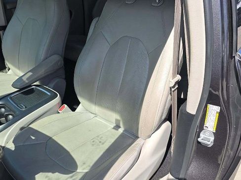 Used 2021 Chrysler Pacifica Touring-L FWD image 5