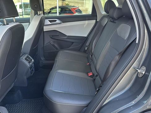 Used 2025 Volkswagen Taos SE w/ Panoramic Sunroof Package image 14