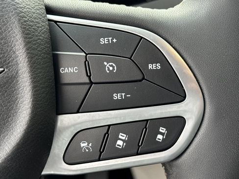 Used 2024 Chrysler Pacifica Touring-L FWD image 25