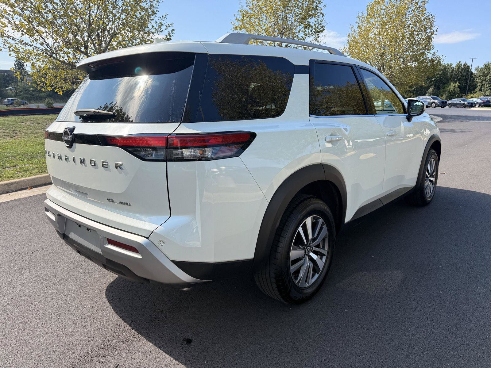 Used 2023 Nissan Pathfinder SL AWD/4WD image 5