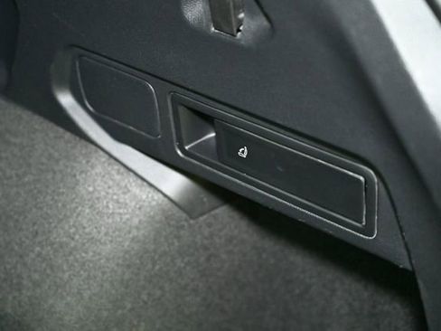 Used 2024 Volkswagen Tiguan SE image 59