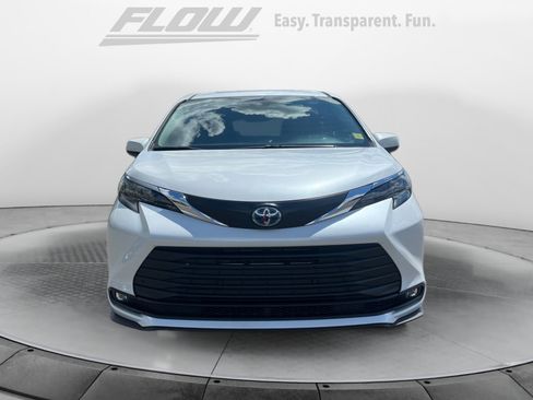 Used 2025 Toyota Sienna XLE FWD image 3
