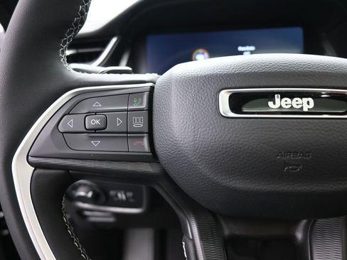 New 2025 Jeep Grand Cherokee Altitude image 28