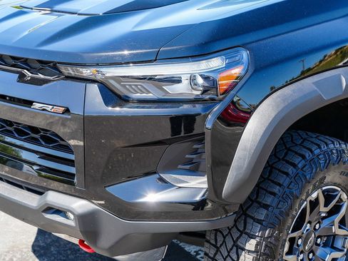 Used 2025 Chevrolet Colorado ZR2 w/ Technology Package AWD/4WD image 8