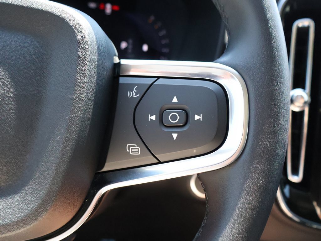 Used 2025 Volvo XC40 B5 Plus AWD/4WD image 28
