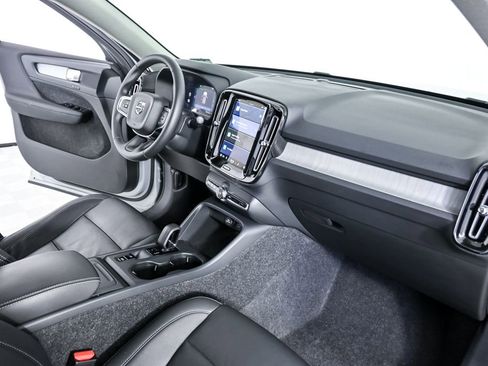 Certified 2025 Volvo XC40 B5 Core image 24