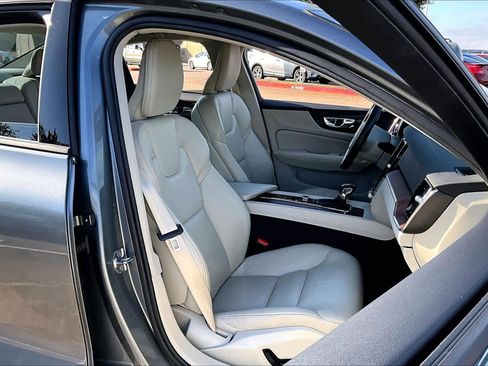 Used 2021 Volvo S60 T5 Momentum image 7
