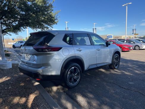 Used 2024 Nissan Rogue SV image 7