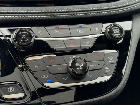 Used 2026 Chrysler Pacifica Select image 26