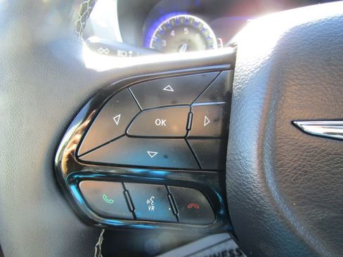 Used 2025 Chrysler Pacifica Limited image 22