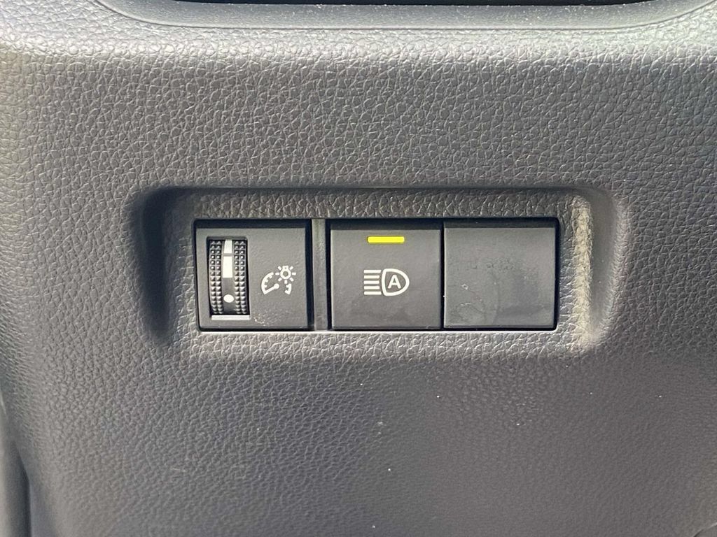 Used 2025 Toyota RAV4 XLE AWD/4WD image 25