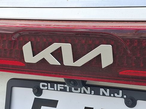 Used 2023 Kia Carnival LX FWD image 29