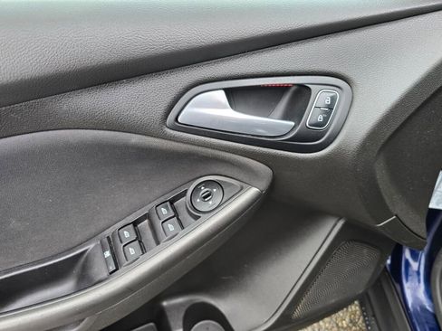 Used 2016 Ford Focus SE w/ Equipment Group 201A FWD image 15